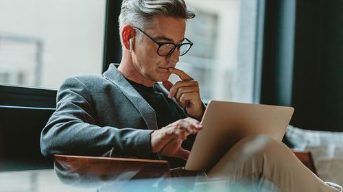 Investidor interagindo com um laptop